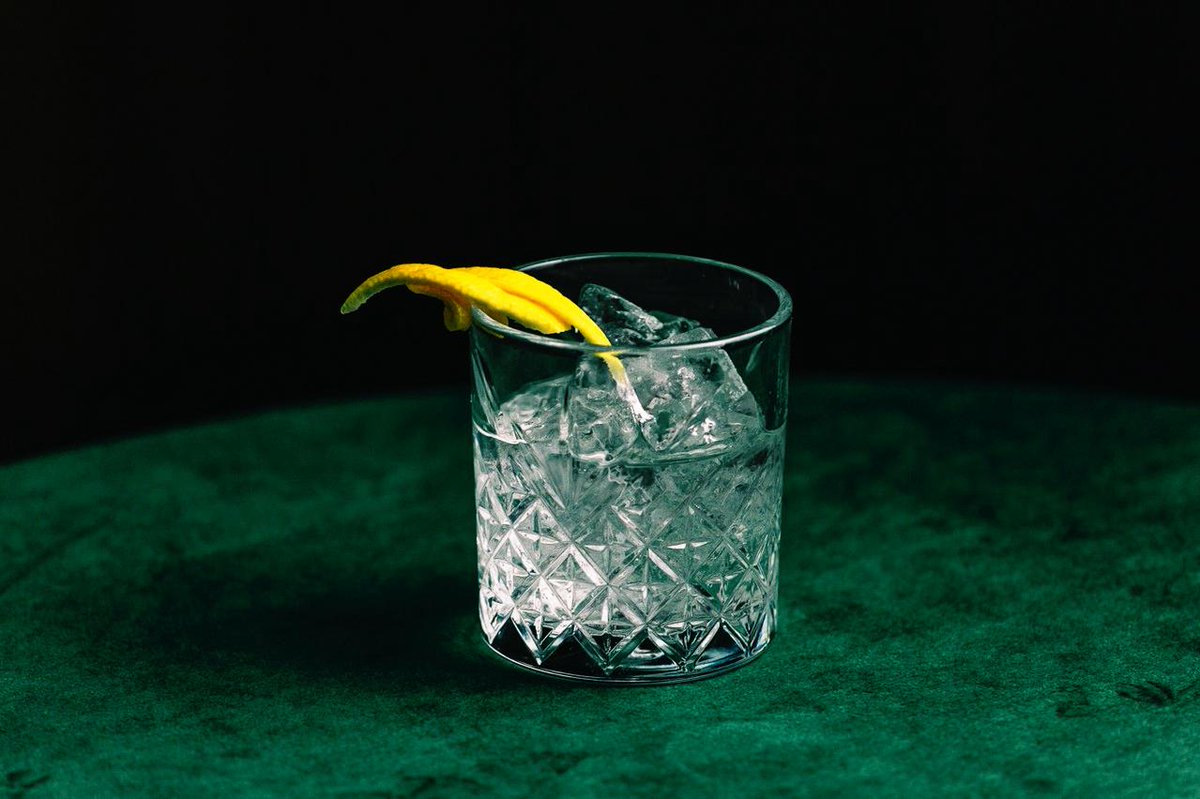 GIN OLD FASHIONED 

"Strong, smooth and extremely sophisticated,
just like me (well, sort of!)"

Bruni Collins gin, rosewater, vanilla bitters, champagne acid