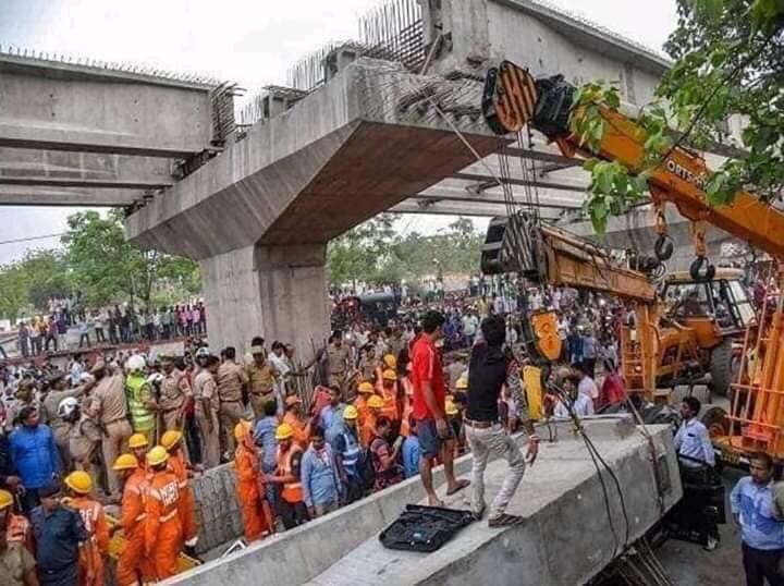 anand11_du's tweet photo. आज १८ मई है!
ठीक एक साल पहले आज ही के दिन “बनारस” एक निर्मित पुल ढह गया था जिसमें कई लोगों की जान चली गयी थी उनके परिवार आज भी न्याय के लिए टकटकी ल���ाए बैठे है।
आज तक यह नहीं बताया गया की पुल निर्माण का ठेका किस कम्पनी को दिया गया था?
@AcharyaPramodk @pankhuripathak https://t.co/xH7PgSIbyP