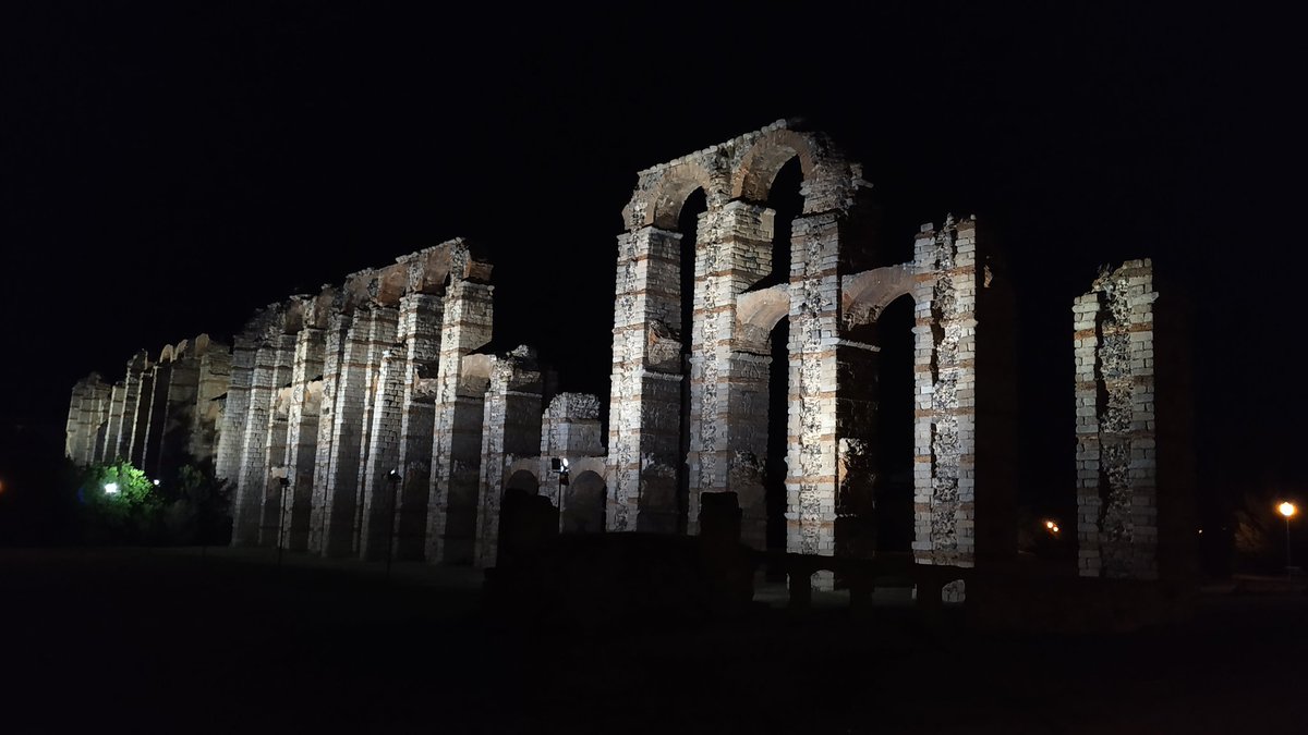 HostalAnas's tweet photo. Mérida estrena iluminación para el Acueducto de Los Milagros.
#MeridaMola #MeridaEnamora #MeridaMuchoQueVer foto vía @Frankiller23 https://t.co/X9n9kqBsf4
