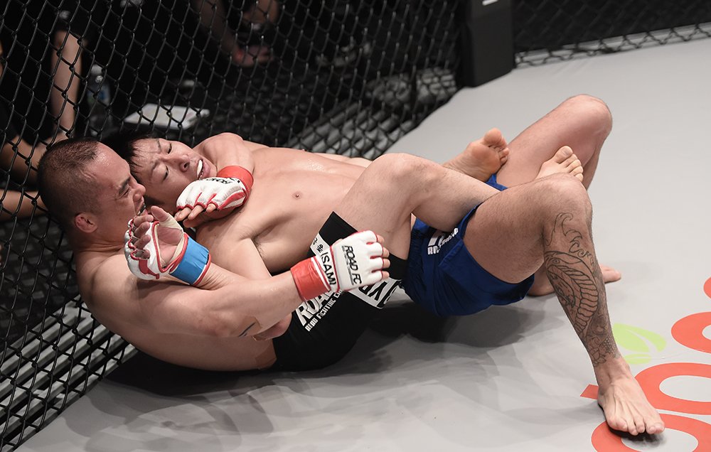 ROADFC's tweet photo. ROAD FC Young Guns 42 result:
#5 Park Seok-Han def Kubo Kenta by Submission, rear naked choke, R2 4:25
It was a blistering first round of kicks, but Park got the choke in the end!
#roadfc
#roadfc53
#mma https://t.co/Q4Iwq4xcz4