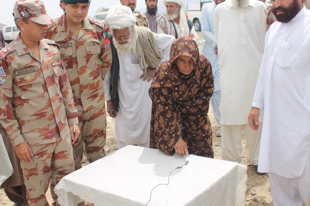 VofBalochistan's tweet photo. Providing clean drinking water to the locals of district #Chagi at doorsteps.
Solar system based water supply scheme was installed by #PakArmy and inaugurated by a widow and local tribesmen in #Padag
#Pakistan #Balochistan https://t.co/waa4X0Q3LC
