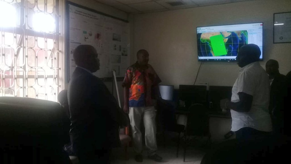 RCMRD_'s tweet photo. Mr. Kefetse Nzwinila visit to the centre's data section.

#RCMRD @Ebnziza1 @Anastasia__mw @kofigo42 @deenes @byronanangwe https://t.co/RlnwZUTFia