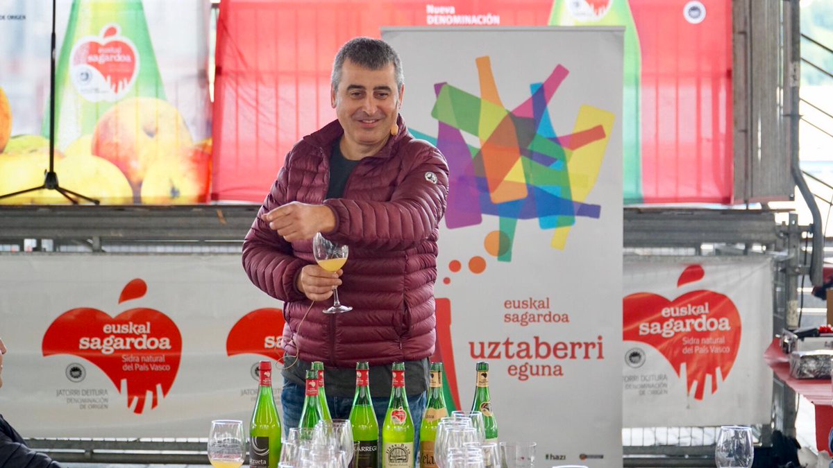 EuskalSagardoa's tweet photo. Hasi da #Uztaberri Eguna Hernanin! Ostalarientzako #EuskalSagardoa|ren 2018ko uztaren aurkezpena @Mikelyelvino|ren eskutik🍎 🥂 https://t.co/wO8mbsRsHA