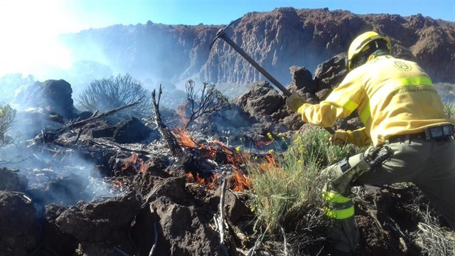 AnaZurita7's tweet photo. 👏🏻👏🏻 Muchas gracias a los efectivos que han participado en las labores de extinción del incendio en el #Teide por su gran trabajo y dedicación, que continuará durante el fin de semana.
#Brifor #IFTeide https://t.co/F27dUOWbIb