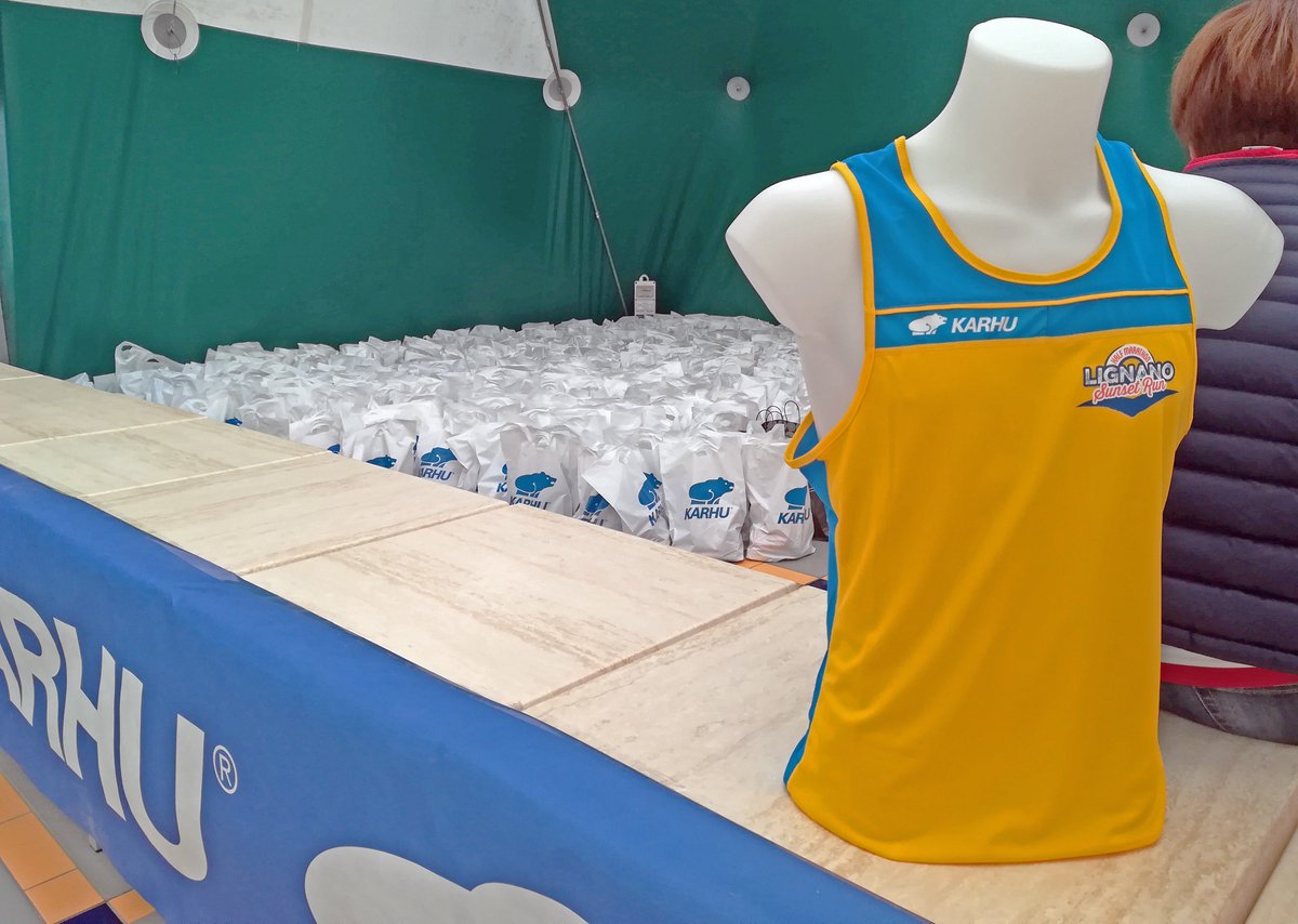 LignanoSunset's tweet photo. Runners venite a ritirare il vostro pacco gara! Vi stiamo aspettando presso il Palapineta - Lignano all'interno del Parco del Mare
#lignanosunsetrun #mylignano #lungomare #halfmarathon @karhuofficial https://t.co/w8qb9LmBrL