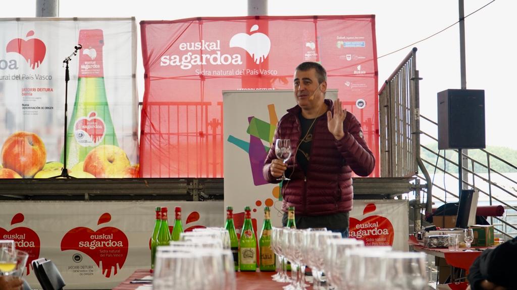 EuskalSagardoa's tweet photo. Ya ha comenzado el #Uztaberri Eguna en Hernani con la presentación de la cosecha del 2018 de #EuskalSagardoa a los hosteleros de la mano de @Mikelyelvino 🍎🥂 https://t.co/qhOjbh6Ntq