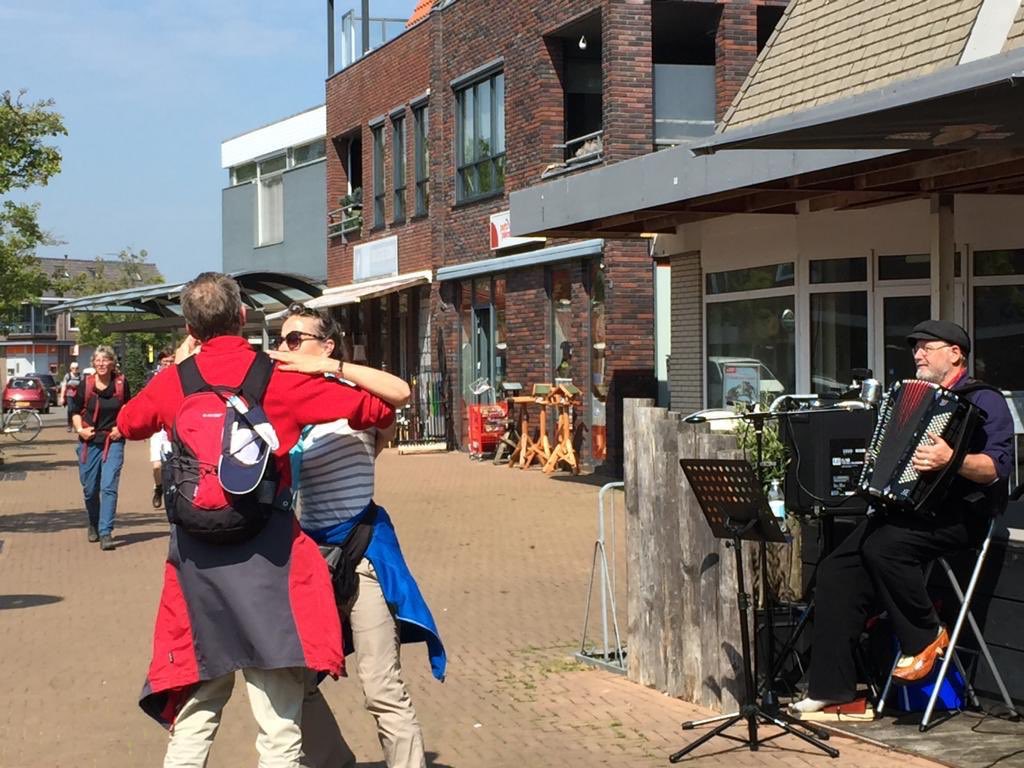 RotaryGW's tweet photo. Wandelen en dansen #lmwt Fantastische sfeer! https://t.co/Hb2GhaXxUU