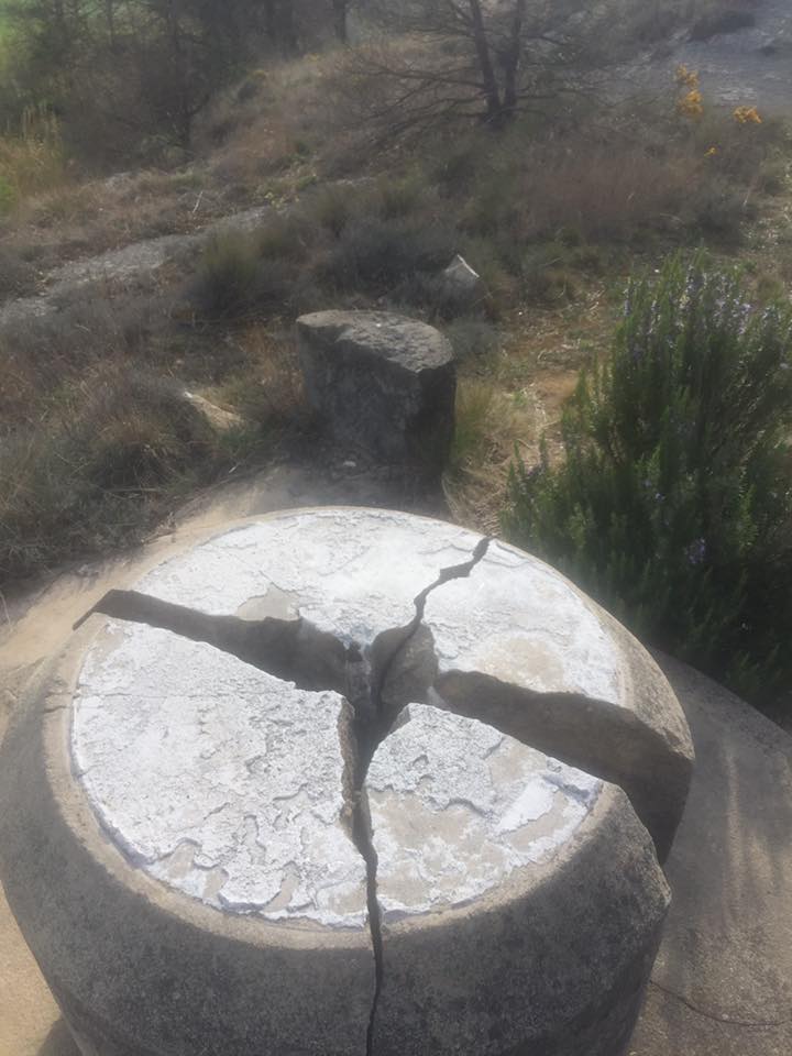 Agencia_FARO's tweet photo. #Conanglell, #Vinyoles (Barcelona), mayo 2019. En este estado de destrucción se encuentra la cruz monumental al jefe carlista Jerónimo Galcerán, situada en el lugar en el que cayó mortalmente herido en 1873. El Ayuntamiento de @masies_voltrega no actúa... https://t.co/mOY2SY21ab https://t.co/KSHae0UVai
