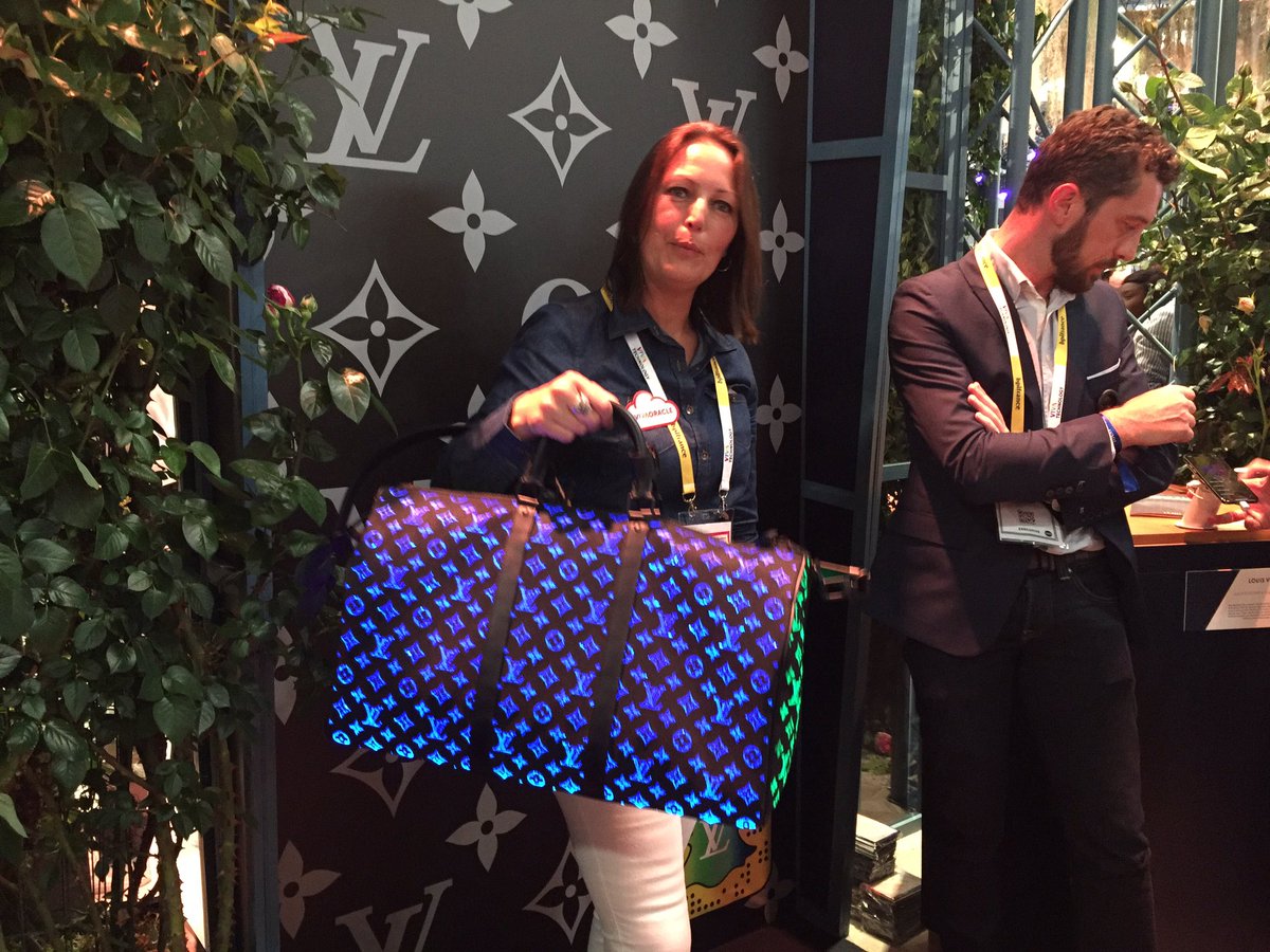 SayadOracle's tweet image. Étant sur #VivaTech avec #VivaOracle j’ai eu plaisir à essayer l’une des nouveautés @LVMH . Merci 😊
