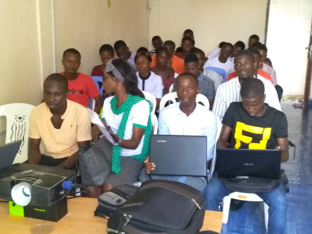 ayiyikoh's tweet image. En ce moment, découverte de GNU/Linux #LinuxPresentationDay  @Montpellibre @Emmabuntus