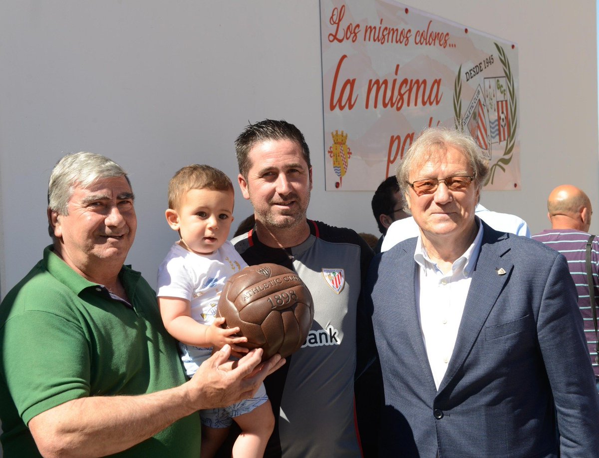AthleticClub's tweet photo. 🔙 74 años después...

🔴⚪ "Los mismos colores... la misma pasión"

Hermanamiento entre el @GilenaCF y su municipio y el #AthleticClub

🗒 #ATHistoria ▶ 

https://t.co/Wj4wedQFoA https://t.co/kjEVWLEYdx