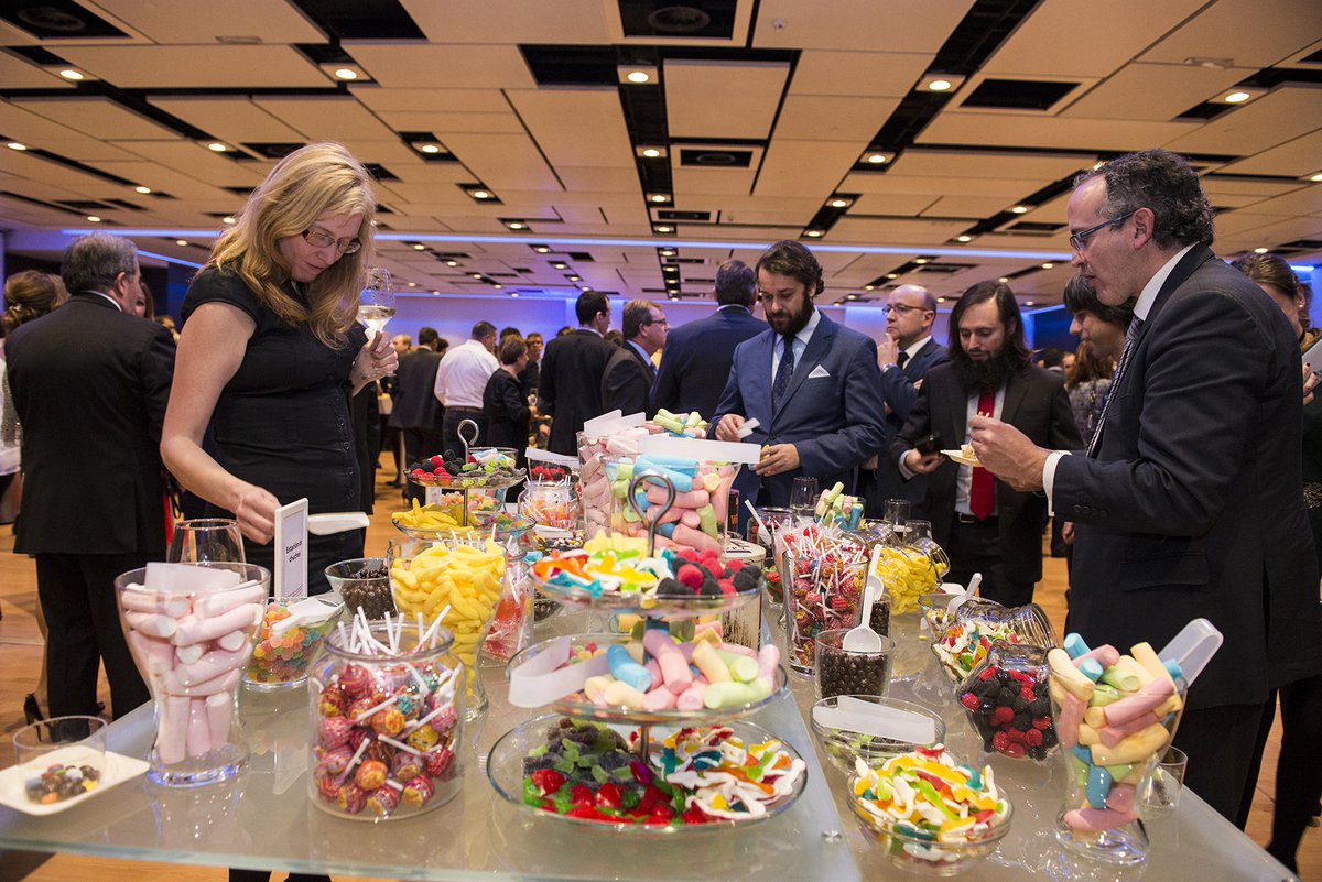 _PICOT_'s tweet photo. ¿Quieres saber cómo fue la anterior gala de #Picot? Tenemos un recuerdo muy dulce de ella… ¡Tan dulce como esta mesa que te mostramos! Organiza tu agenda porque la noche de gala del #turismo se acerca y nosotros no queremos que te lo pierdas. https://t.co/qOEF4I8rFT