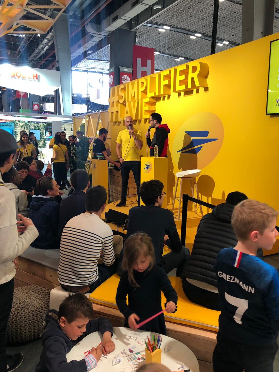 Docapost's tweet image. Pendant ce temps-là, à #VivaTech, des démos étonnantes et des présentations studieuses pour petits et grands. 

Viens écarquiller les yeux sur le lab @GroupeLaPoste !

#SimplifierLaVie 

Hall 1 -J31