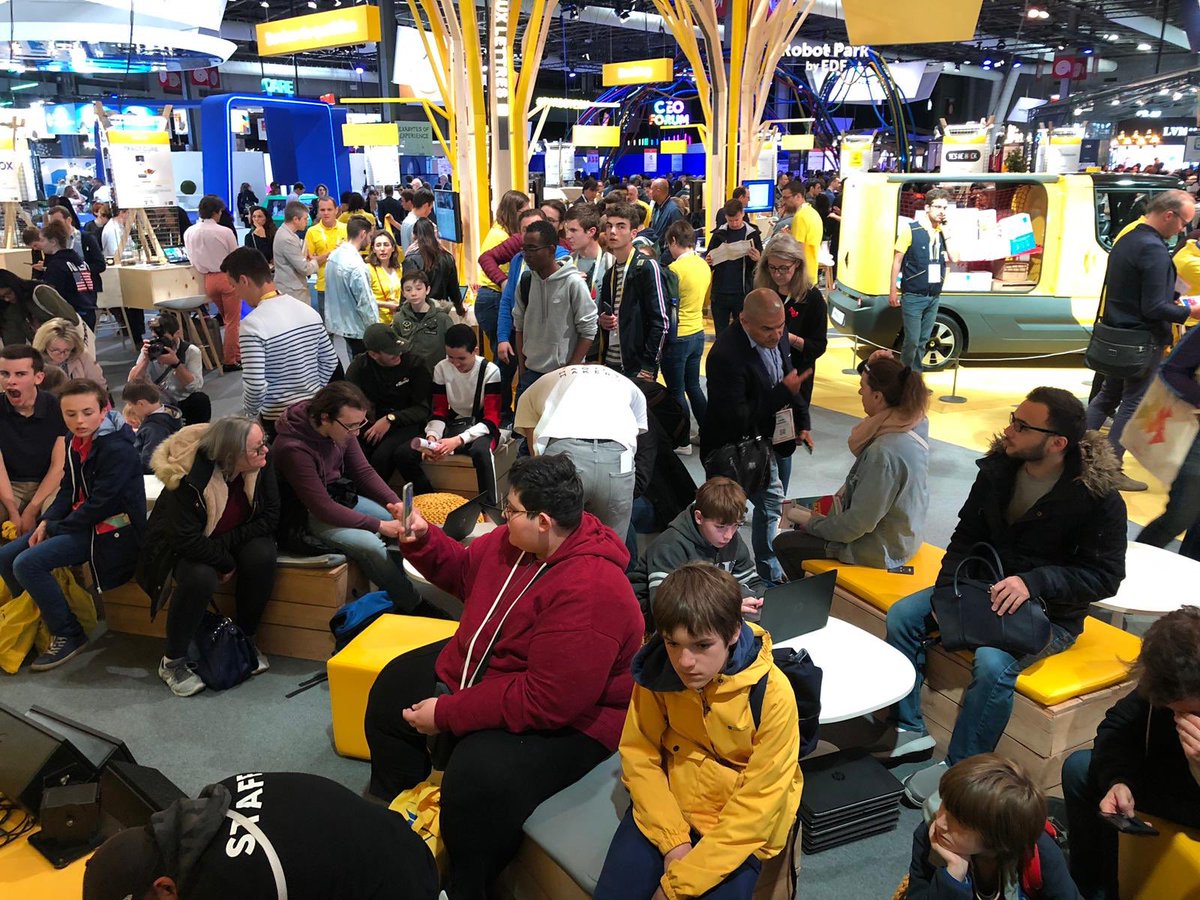 Docapost's tweet image. Pendant ce temps-là, à #VivaTech, des démos étonnantes et des présentations studieuses pour petits et grands. 

Viens écarquiller les yeux sur le lab @GroupeLaPoste !

#SimplifierLaVie 

Hall 1 -J31