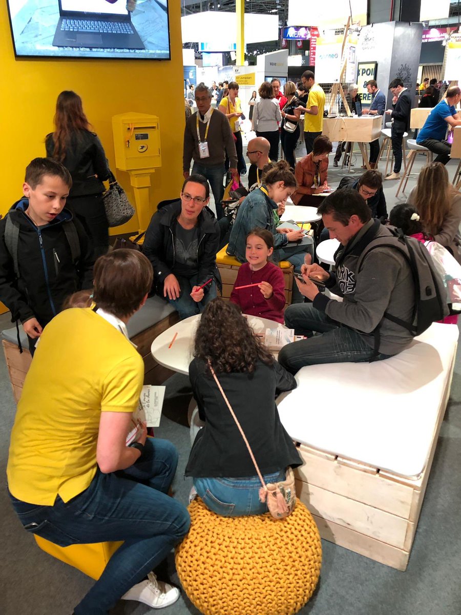 Docapost's tweet image. Pendant ce temps-là, à #VivaTech, des démos étonnantes et des présentations studieuses pour petits et grands. 

Viens écarquiller les yeux sur le lab @GroupeLaPoste !

#SimplifierLaVie 

Hall 1 -J31