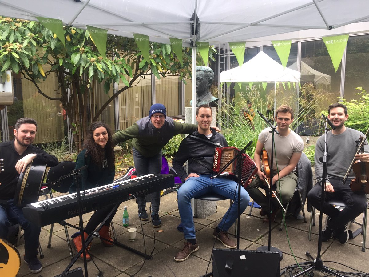 RTERnaG's tweet image. Ceol den scoth againn @blathnaidlibh ar maidin le Cór Naomh Mícheál agus @TheBonnymen #bláthnaidlibh #rnag #cóisir