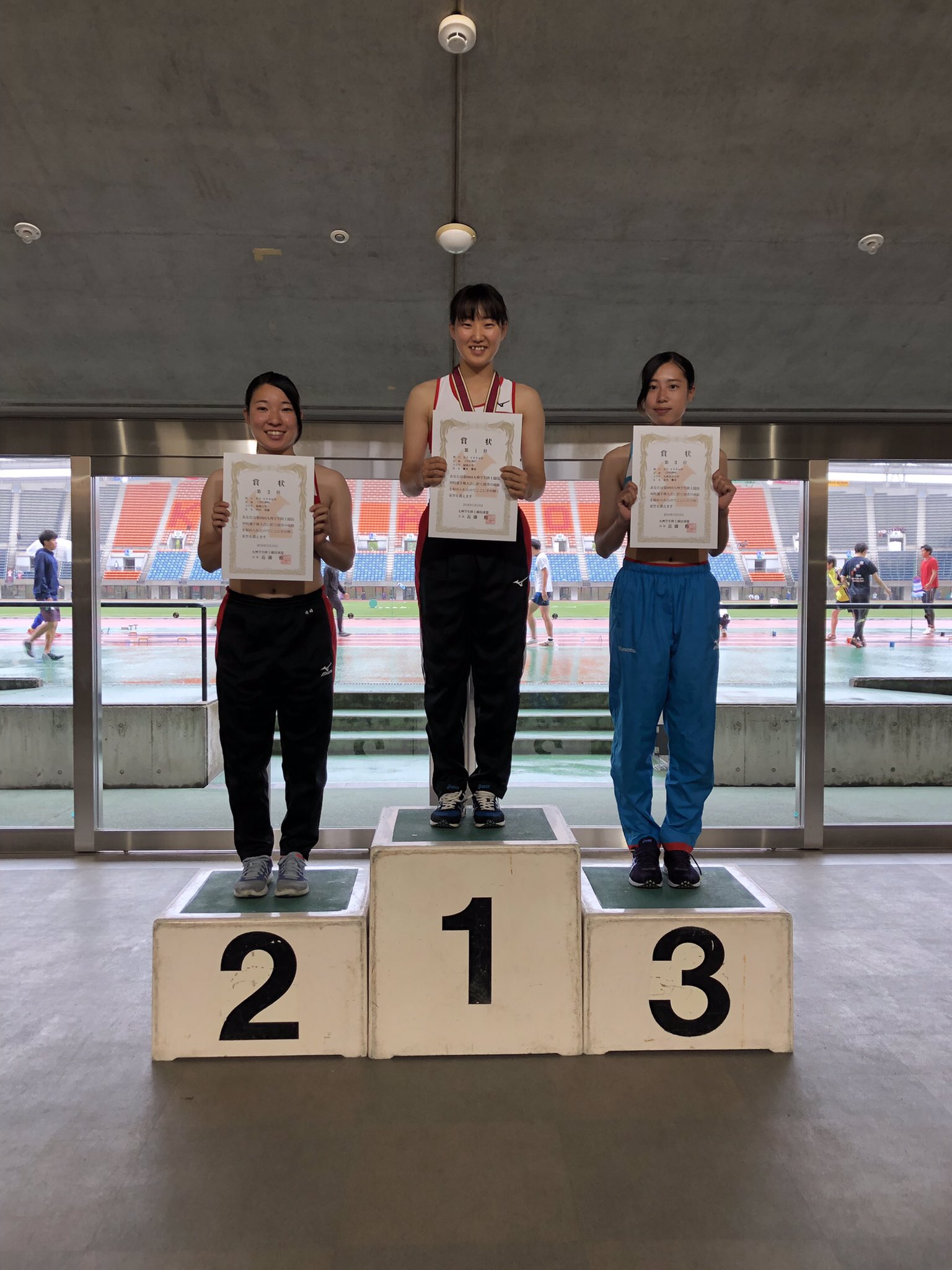 九州学生陸上競技連盟 九州インカレ 女子400mhの表彰が行われました 優勝されました 藤本優希選手 福岡大学 は1年生ながら堂々の走りを見せてくださいました 今後の御活躍に期待しましょう おめでとうございます T Co