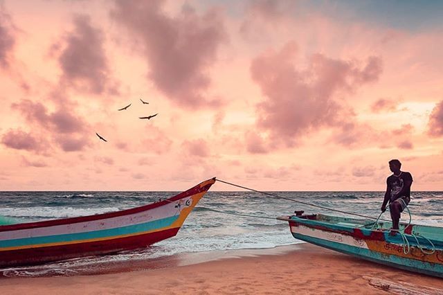Walks on the beach are better at sunset. ⠀

#mahabalipuram #boats #secretplaces #wandering #dreamermagazine #somewheremagazine #beachlife #cloudyskies  #fisherman #silhouette #travelphotographers #travelphotography
#walkonthebeach #atmospheric #ci… bit.ly/2YCY2YX