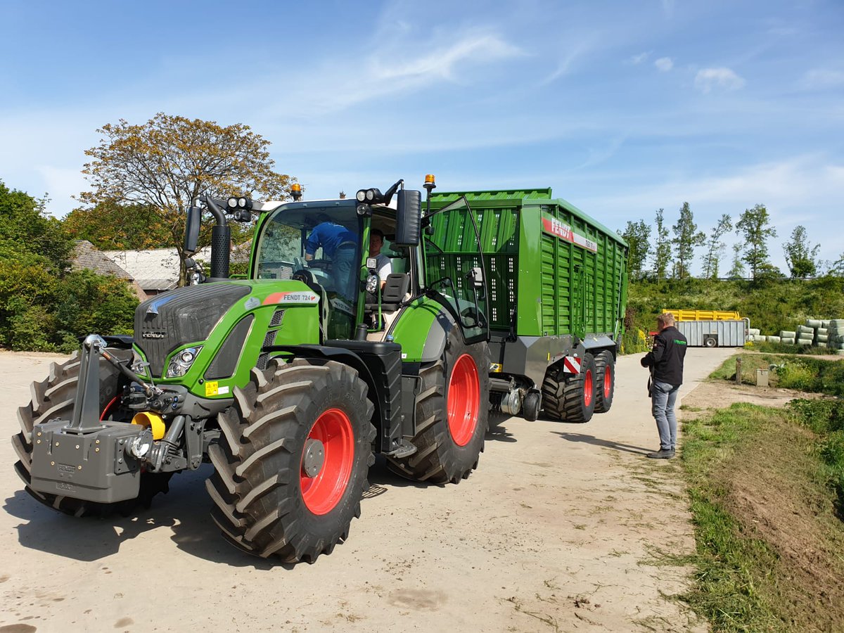 GWoerd's tweet photo. Een  mooie demo machine van @VredoDodewaard  en een mooie combi van @Fendt_nl via @GebrBonenkamp aan de slag deze week. https://t.co/KB54lHGKFK
