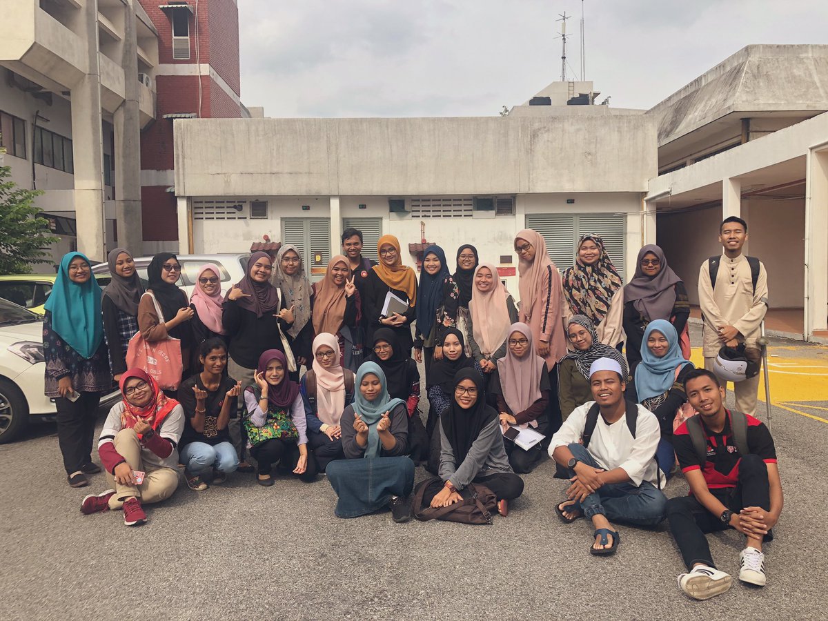 laylatulhasanah's tweet photo. Kelas pertama berakhir pada sem ni, kelas Dr. Rozita cantik 😻
#ProfDrN 
#BBM3410Dua 
#Minggu13UPM 
#MultimediaRamadan 
#SikitLagiNakHabisSem4 https://t.co/U4FS21GHBc