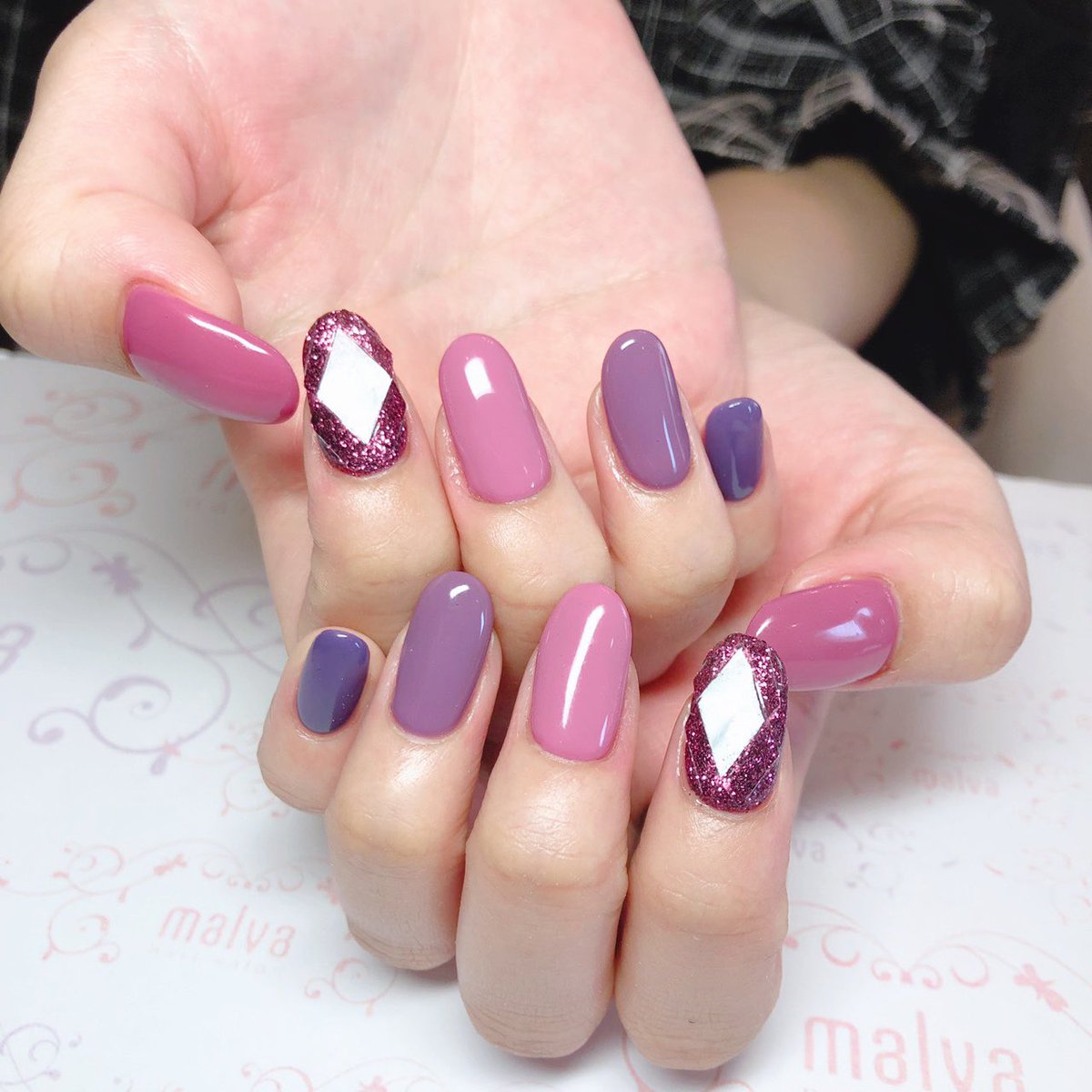 Sarina 宝石ネイル 角度によってキラキラするのがすごくカワイイ Tokyo Harajuku Nail Nailsalonmalva Malva Tsubasamasuwaka Pair Pink Purple 東京 原宿 ネイル マルヴァ 益若つばさ おそろいネイル 宝石ネイル 도쿄