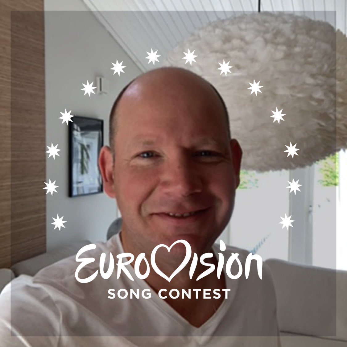 Ikväll blir det bråk med frugan, hockeyn och Eurovision sänds på samma tid, tänker dock inte ge mig denna gång - hockeyn får vänta