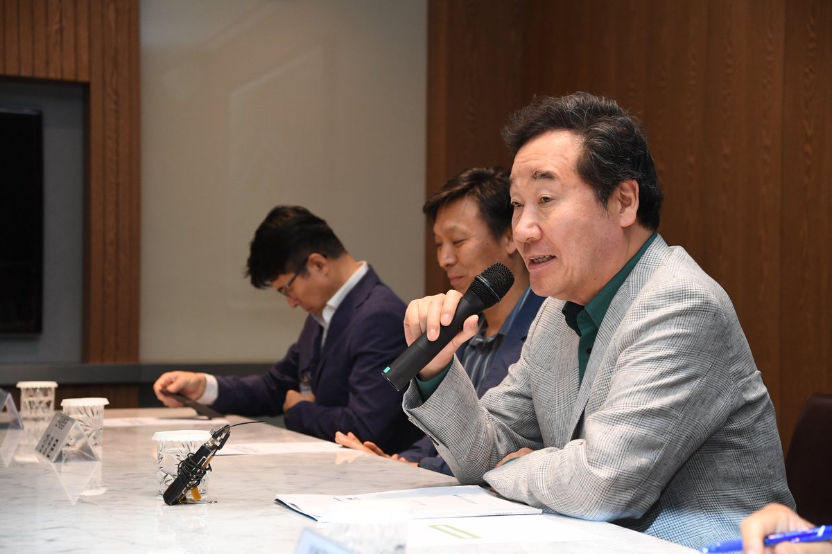 인천공항. 아프리카돼지열병(ASF) 검역실태를 살폈습니다. X레이-탐지견-2차 X레이 검색과 축산관계자 소독이 이루어집니다. ASF는 예방백신도, 치료제도 없고, 치사율이 거의 100%여서 양돈에 치명적. 아프리카, 중국, 베트남, 캄보디아, 몽골 등에서 입국하실 때 돼지고기 가공식품을 반입하면 처벌.