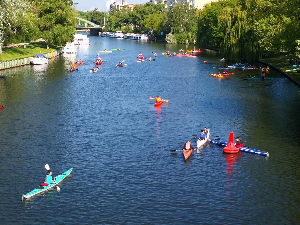 Der Kanu-Landesverband #Berlin startet den Tag des manuell betriebenen #Wassersports. Etwa 100 Teilnehmer lassen ihre #Kanus an der #Caprivibrücke an der Spree in #Charlottenburg zu Wasser