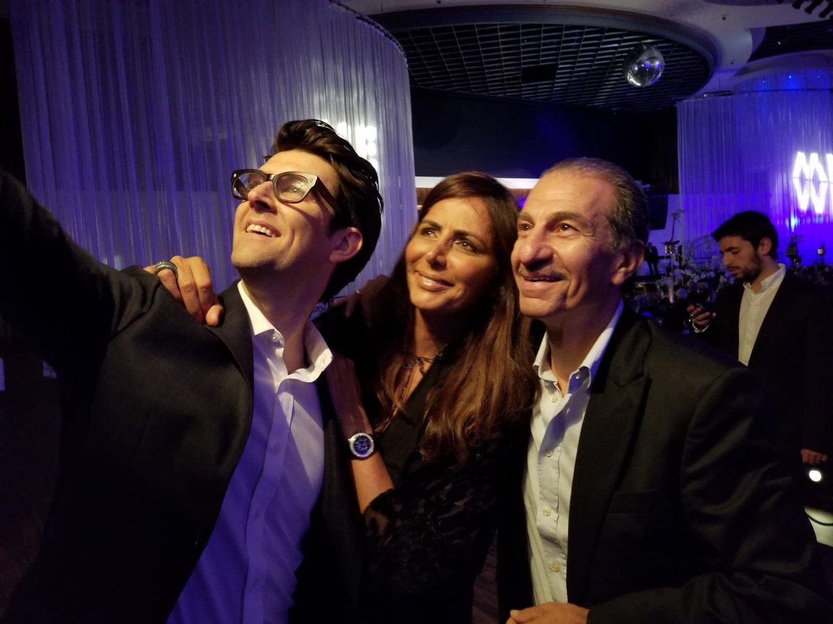 מימיני המלאך גיא נתיב ומשמאלי המלאך ששון גבאי ומעליי לדעתי עם שניים כאלה אז מעליי השכינה...
מיאמי.אחרי הופעה.יש סיבה לחייך