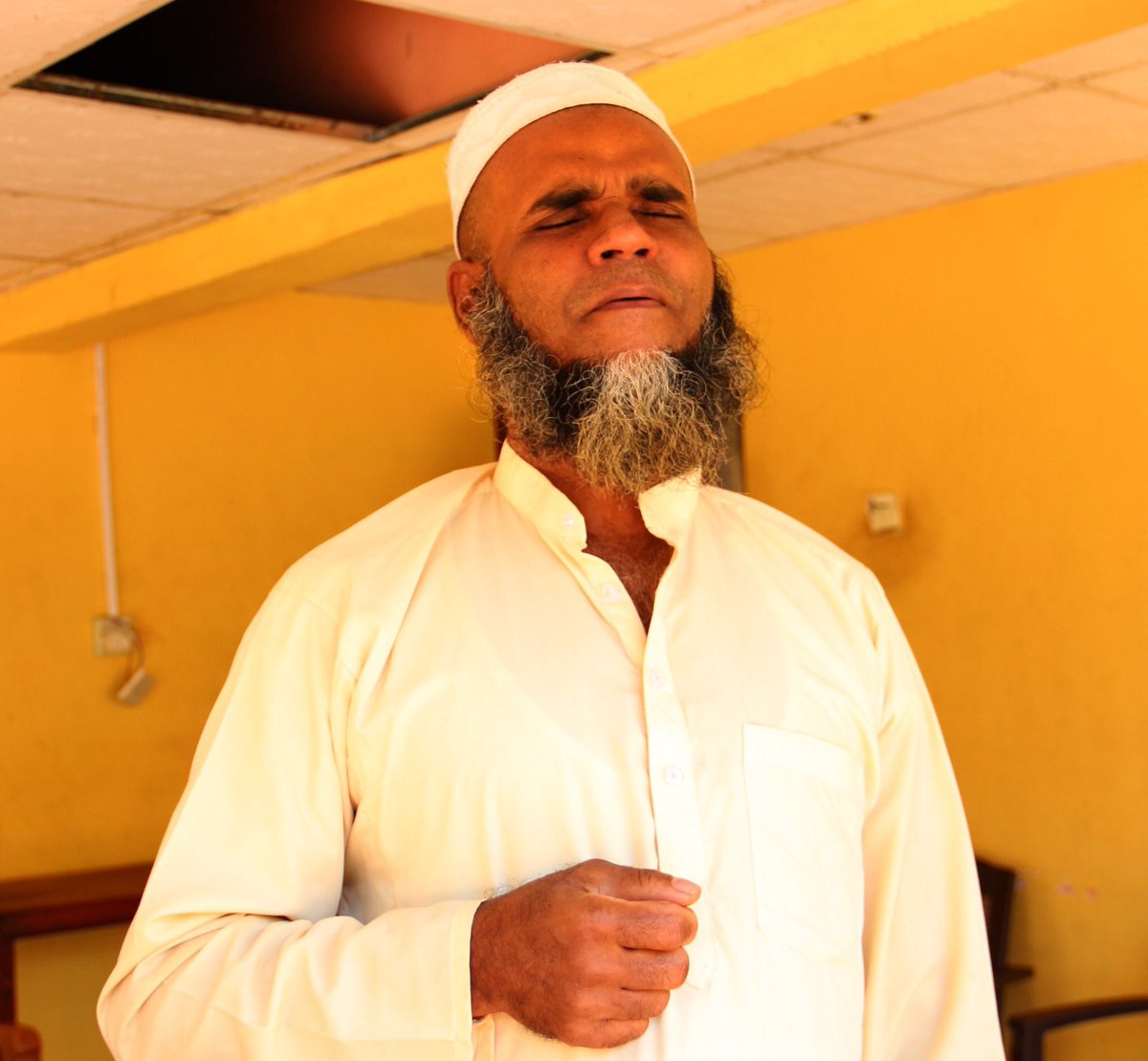 SafneeOfficial's tweet photo. Im blind, I have 5 Children. My livelihood is chicken business last 20 years. They have burnt my home and two vehicles . But I believe my God will double my assets. Mohamed Jaufer - #Hettipola. #antiMuslimViolence #MuslimsUnderAttackSL
@mbsafni https://t.co/sf0AiLNa7Q