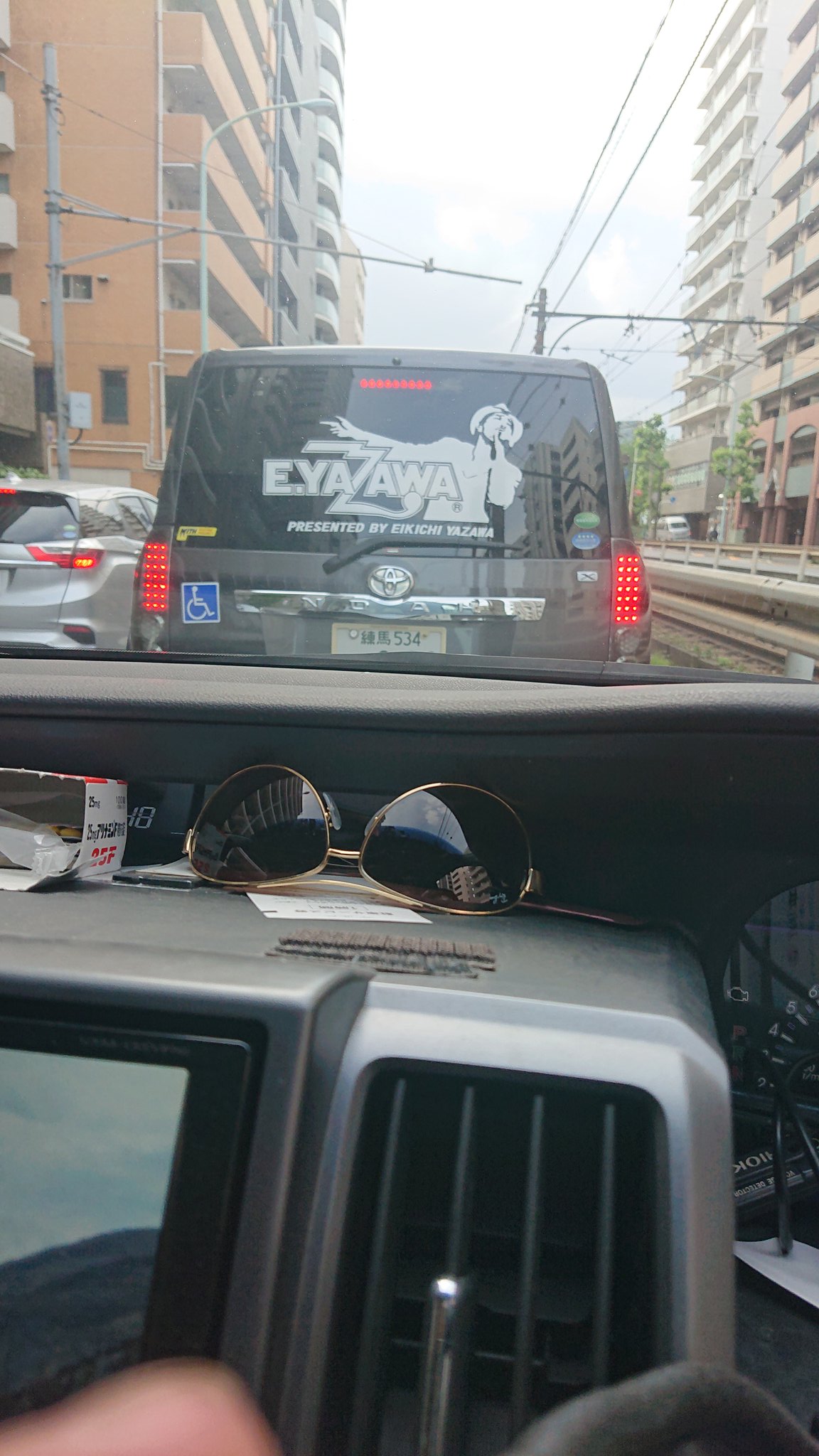 ひろし Fx A Tuwita 隣の車が 0ナンバーで ステッカーもばっちし 矢沢永吉でコテコテなのに 運転してるの若い野郎で 聞いてるの洋楽 T Co Qv9nejilsa Tuwita