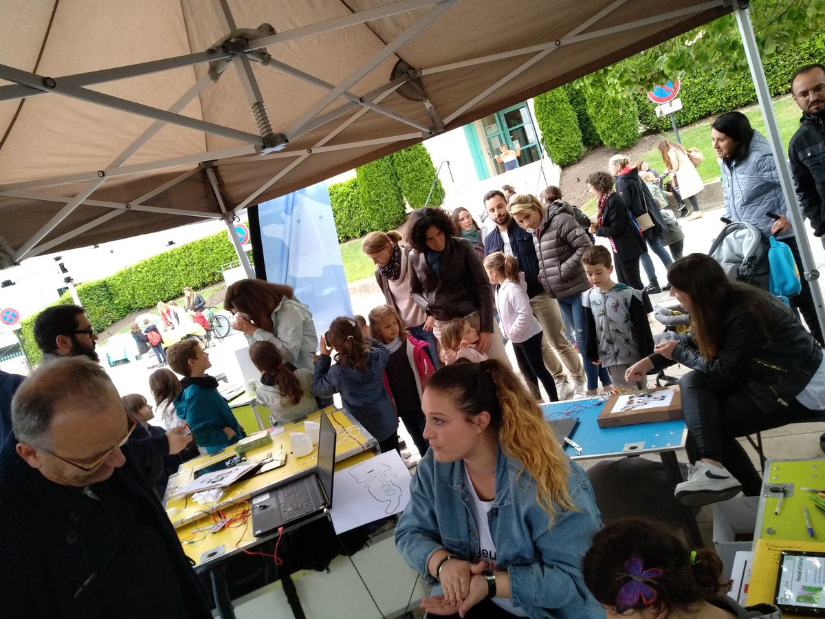 SamGiordanoo's tweet photo. Hier c'était notre 3e étape du Tour de France des @VoyageursduNum dans @MaRegionSud ! C'est a #Venelles que que nous avons posé notre #ideasbox. Nous avons accueilli plus de 300 personnes qui ont pu profiter d'ateliers de découverte autour du #numerique : #VR #RA #fakesNews #data https://t.co/05UGLbthlM