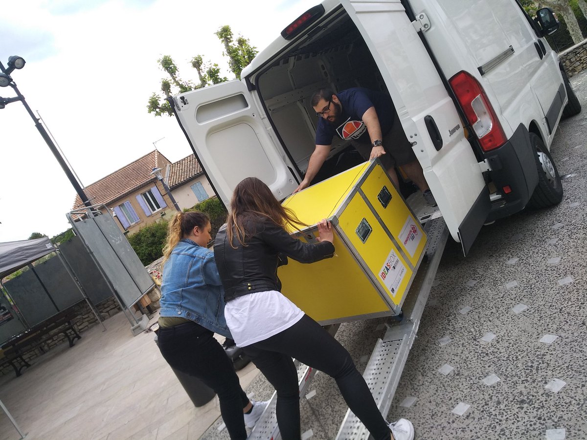 SamGiordanoo's tweet photo. Hier c'était notre 3e étape du Tour de France des @VoyageursduNum dans @MaRegionSud ! C'est a #Venelles que que nous avons posé notre #ideasbox. Nous avons accueilli plus de 300 personnes qui ont pu profiter d'ateliers de découverte autour du #numerique : #VR #RA #fakesNews #data https://t.co/05UGLbthlM