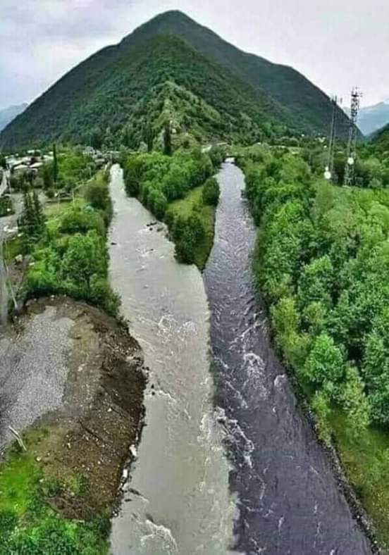 SibsMacd's tweet photo. DRC

Kasai river and Mai-Ndombe river

Two rivers crossing each other but which never mix. The Kasai and Mai-Ndombe rivers at their confluence in Kwango province. https://t.co/vTTC5JXcYA