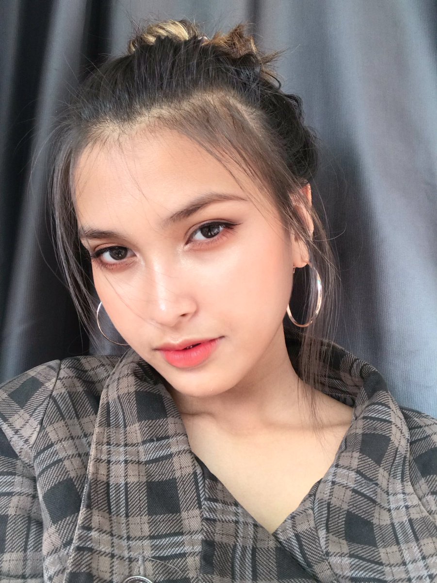 ffloress__'s tweet photo. bun or nah https://t.co/EEEM8qCnxw