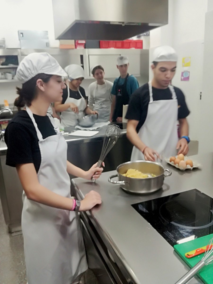 Fundació Comtal (@fundaciocomtal) on Twitter photo Els i les alumnes de la <a href="/LaSallePremia/">La Salle Premià</a> visiten la cuina de la <a href="/FundacioComtal/">Fundació Comtal</a> perquè l'alumnat del PFI de cuina els hi ensenyin a fer receptes dolses i salades! #TreballenEquip #APS #25anysFundacióComtal #Junts #ReescrivimFutur Els i les alumnes de la <a href="/LaSallePremia/">La Salle Premià</a> visiten la cuina de la <a href="/FundacioComtal/">Fundació Comtal</a> perquè l'alumnat del PFI de cuina els hi ensenyin a fer receptes dolses i salades! #TreballenEquip #APS #25anysFundacióComtal #Junts #ReescrivimFutur