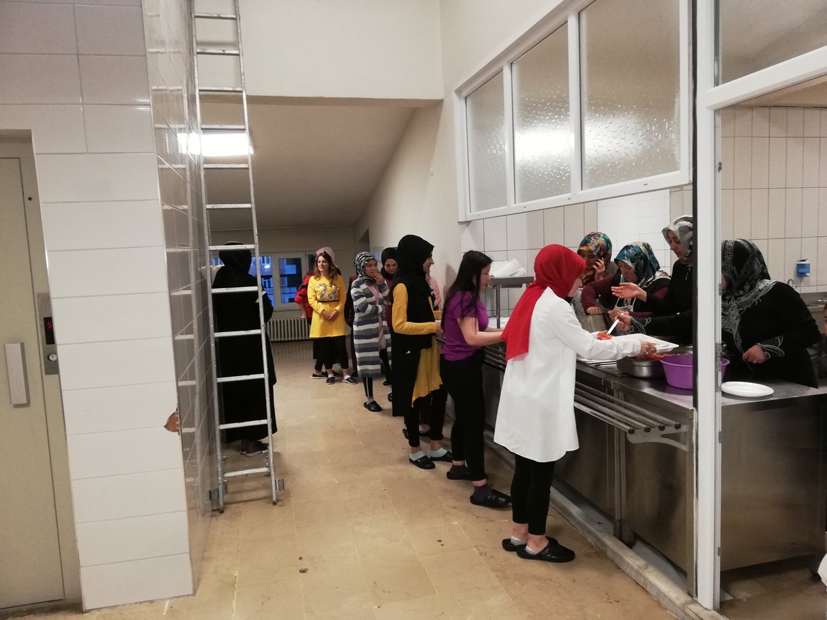 Alucra Müftülüğü tarafından Ramazan ayı münasebetiyle KYK Kız Öğrenci Yurdunda kalan öğrencilere iftar verildi. İftara İlçe Müftümüz Muhammet Salman, Alucra Müftülüğü Gençlik Koordinatörü ve aynı zamanda  K. K. Öğreticisi Hatice Esgidir, KYK Yurt yönetimi ve öğrenciler katıldı.