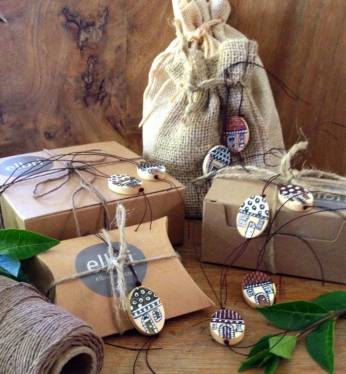 We have the most adorable teeny Wee Hooses handpainted wooden gift tags now available. Lovely touch to finishing off a gift  Makes a lovely keepsake rather than disposing of gift tags #UKGiftHour #UKGiftAM #crafturday #RTmeBB #FathersDay #etsy 

Available etsy.com/uk/listing/707…