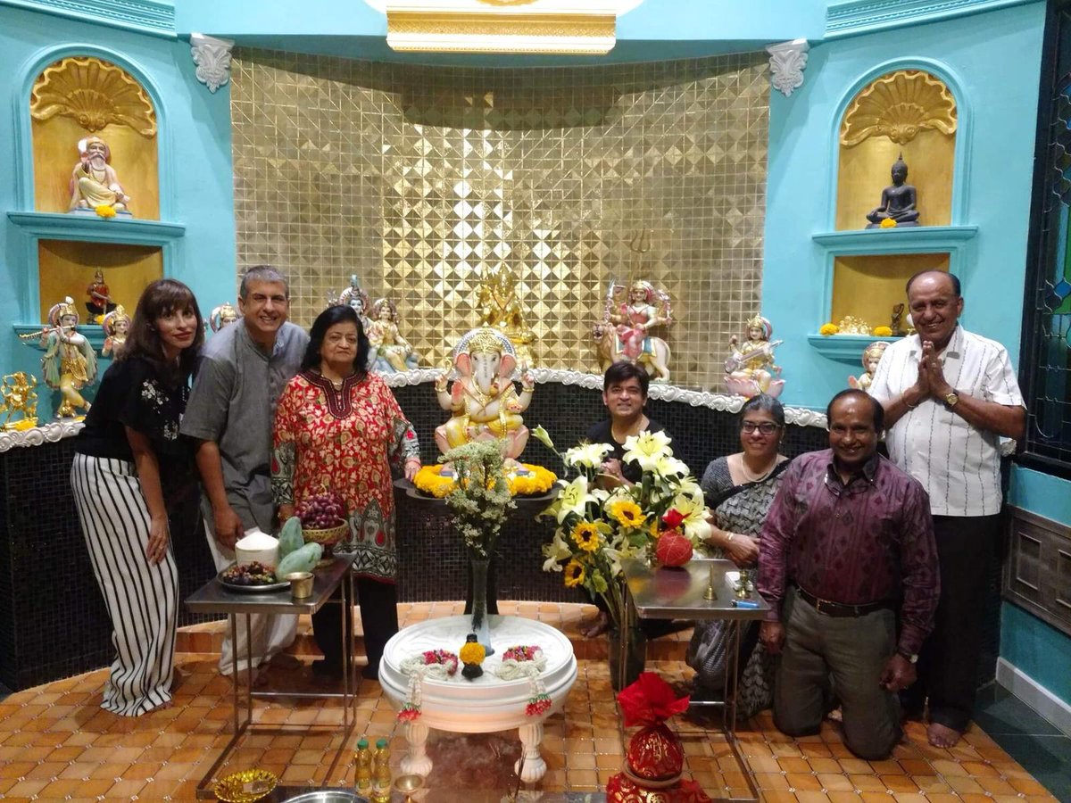 suchitra_durai's tweet photo. Wonderful evening with the talented Khun #VarinSachdev and his lovely parents. https://t.co/TRObh21Byf