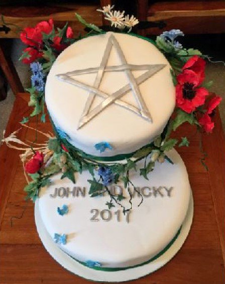 Your_CakeLady's tweet photo. @Your_CakeLady 
Two tier #Birthday #FruitCake with #SugarPaste Flowers and #Decoration
https://t.co/ql3eNzWNYm https://t.co/0Ex6VJdCdm