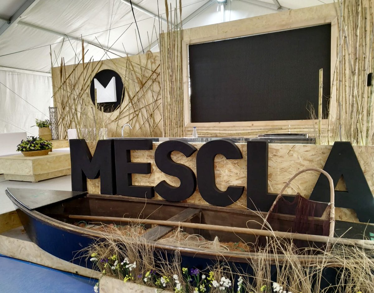 🌾🛶 L'escenari de #Mescla19 preparat per donar el tret de sortida a un cap de setmana on la gastronomia serà la protagonista.