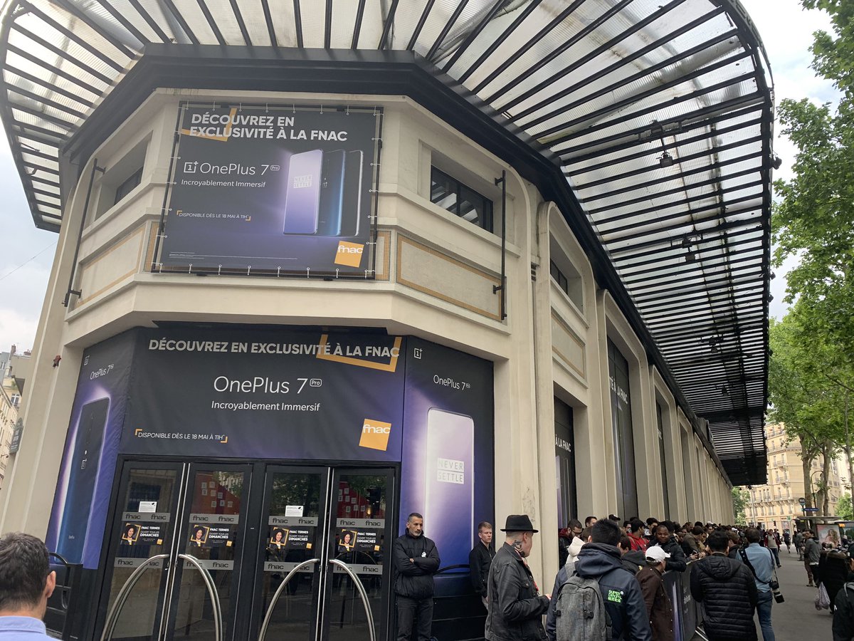 Frandroid's tweet image. Bonjour à tous ! On est ce matin au #OnePlusPopup à la @Fnac des Ternes à Paris pour le lancement du #OnePlus7Pro 📱
