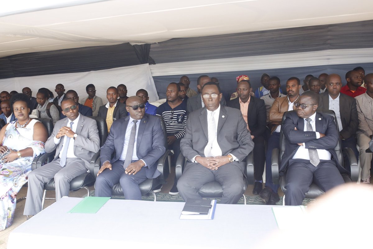 RwandaParliamnt's tweet photo. Perezida wa #RwandaSenate Nyakubahwa @_MakuzaBernard ageze mu murenge wa #Busanze @NyaruguruDistr aho yifatanyije n'abaturage b'aka karere mu kwibuka ku nshuro ya 25 Jenoside yakorewe Abatutsi mu 1994 mu murenge wa Busanze @RwandaSouth #Kwibuka25 #Rwanda https://t.co/a7nermdKAv