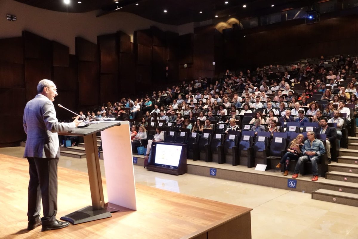 malaga's tweet photo. El alcalde, @pacodelatorrep, asiste al inicio del #eCongress19, que celebramos hoy en @Fycma. El mayor congreso sobre #ecommerce, #socialmedia y #MarketingDigital del sur de Europa https://t.co/bWbzgpM2KX https://t.co/U7AO6tm4X5