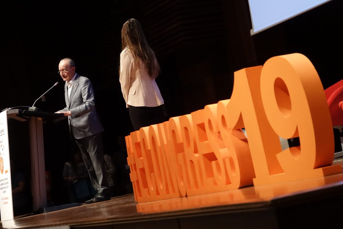 malaga's tweet photo. El alcalde, @pacodelatorrep, asiste al inicio del #eCongress19, que celebramos hoy en @Fycma. El mayor congreso sobre #ecommerce, #socialmedia y #MarketingDigital del sur de Europa https://t.co/bWbzgpM2KX https://t.co/U7AO6tm4X5