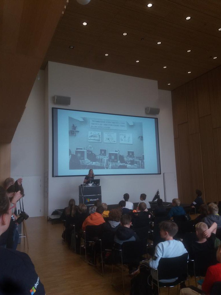 mivsen's tweet image. Spacedays - @SineZ15 skyder Børne IT konference i gang med rumforskning #codingpirates