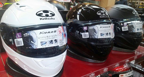 TAICHI_Store's tweet image. KabutoのNEWヘルメット【KAMUIⅢ】が入荷
インカム取付を考慮した専用設計。
包み込まれるようなフィット感。
UV&amp;amp;IRカットシールドなど快適さを追及しています。
当店はKabutoプロショップです。ご購入時にフィッティング調整も承ります！
#Kabuto
#KAMUI3
#フィッティング 
#アールエスタイチ大阪