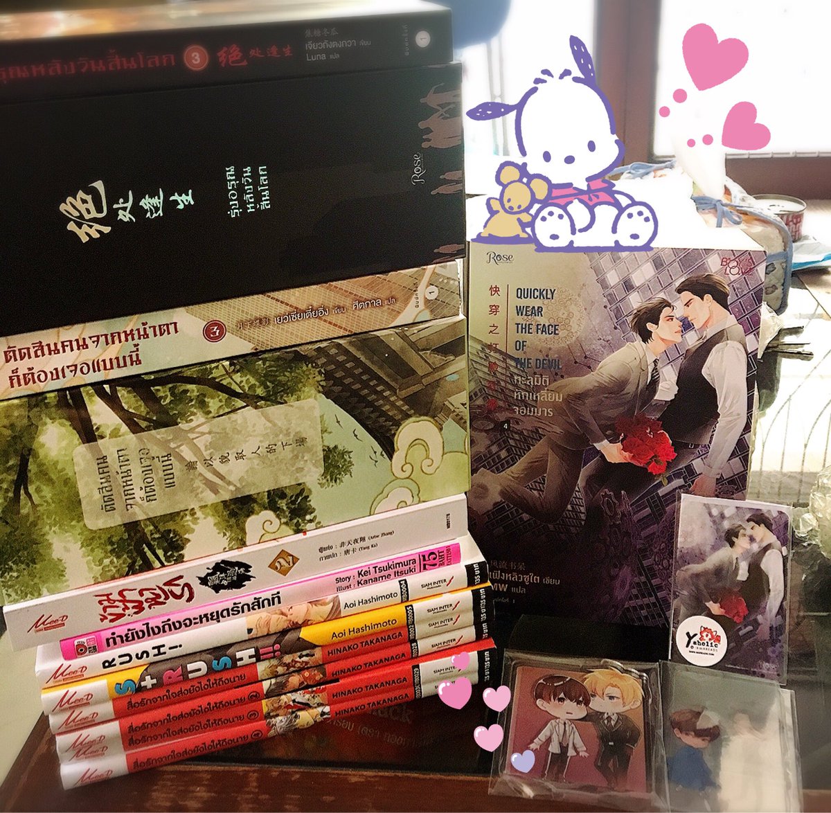 shiki3710's tweet photo. ค่าเสียหายจากงาน #Yaholic 😳💕💕💕 เจ็บไม่มาก งานคราวหน้า(?!)ขอหนักๆนะคะ555 ขวาเป็นของแถมที่ได้จากงานและสนพ. แล้วก็ปกผ้าที่ซื้อมาเลิ้ฟมากมาย 🥰 https://t.co/eb91VUyAod