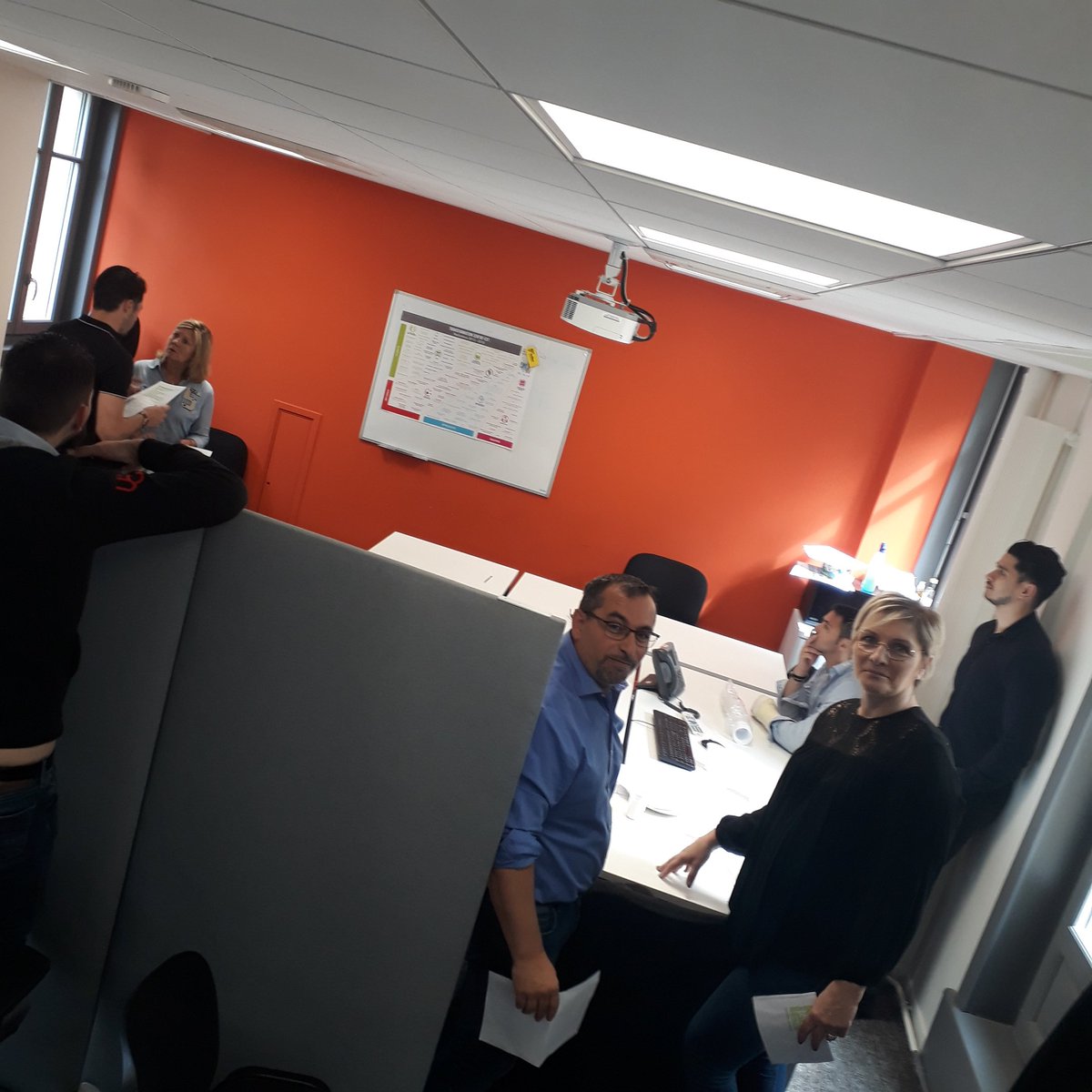 Managers EA Villeurbanne et administrateurs en répétition avant la représentation de jeudi 23 mai au théâtre de l'Iris...<a href="/ca_centrest/">Crédit Agricole Centre-est</a>