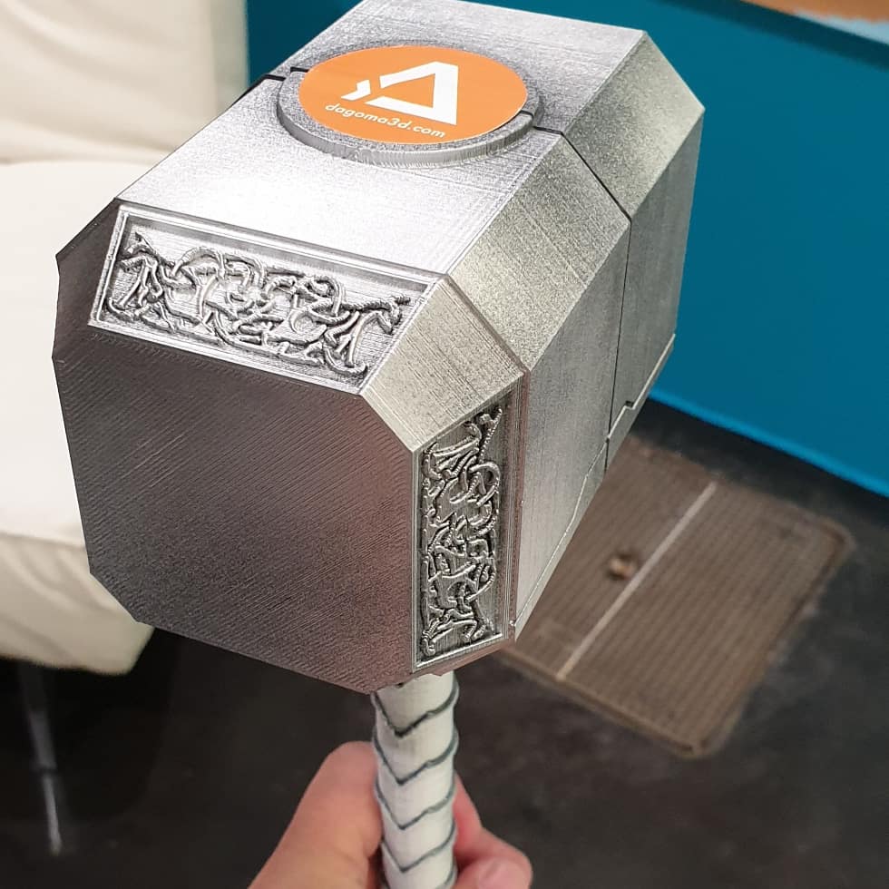 Marcuszeboulet's tweet photo. Voici les nouveaux Avengers 😂
Je suis enfin digne du marteau Mjolnir de Thor grâce à @dagoma3d 😍🔨

#dagomageekdays #thor #avengers #geekdays #geekdayslille https://t.co/sY0PtpAeke
